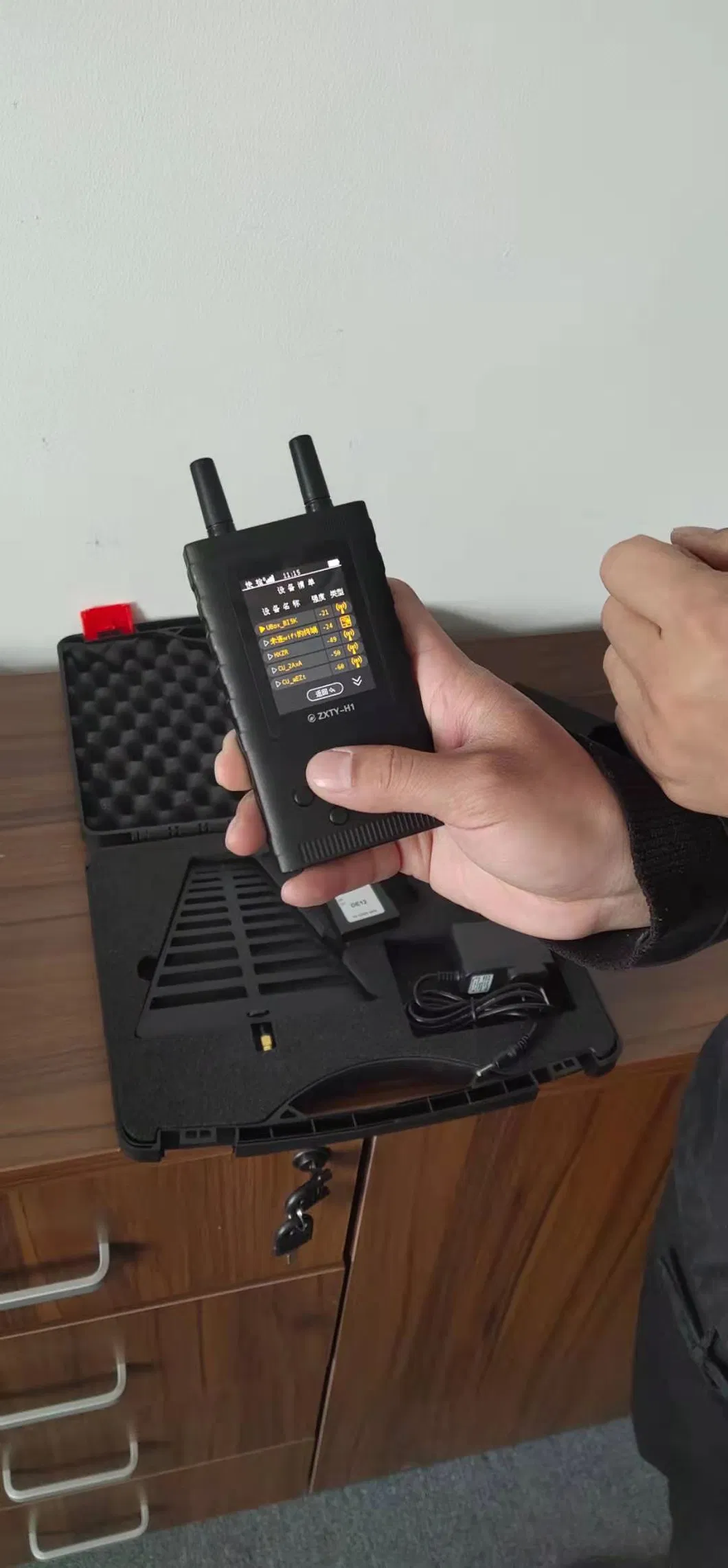 Sensitivity Adjustable GPS Tracker Jammer Detector with 10m Mobile Phone Detector